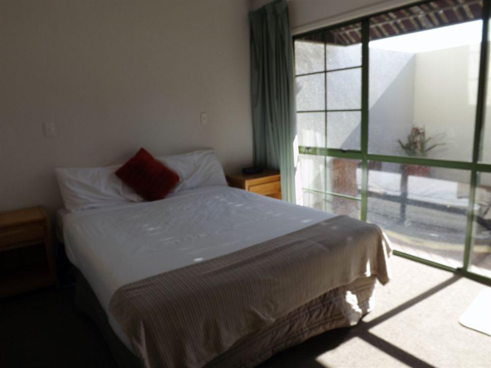 Karaka Tree Motel Таупо Екстериор снимка