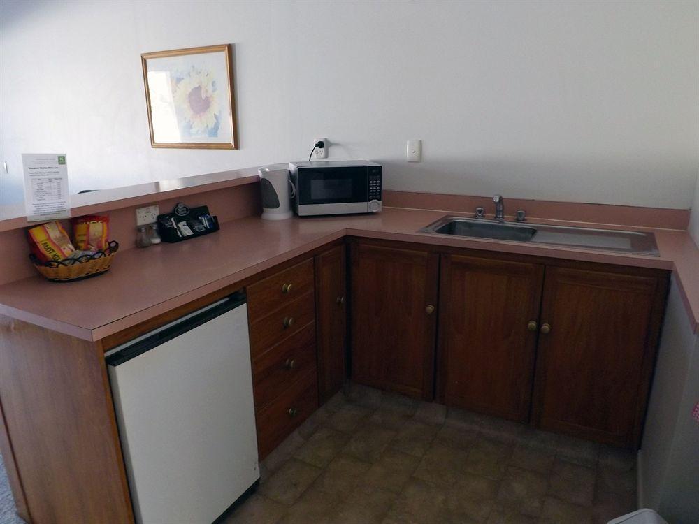 Karaka Tree Motel Таупо Екстериор снимка
