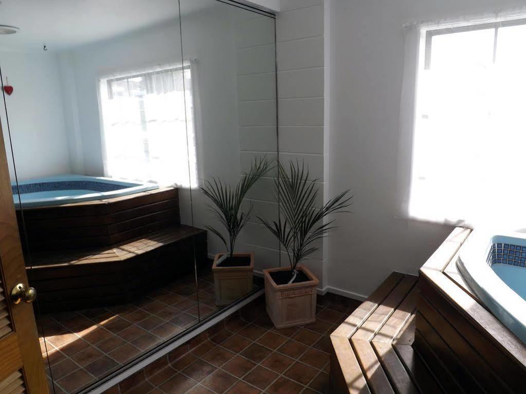Karaka Tree Motel Таупо Екстериор снимка